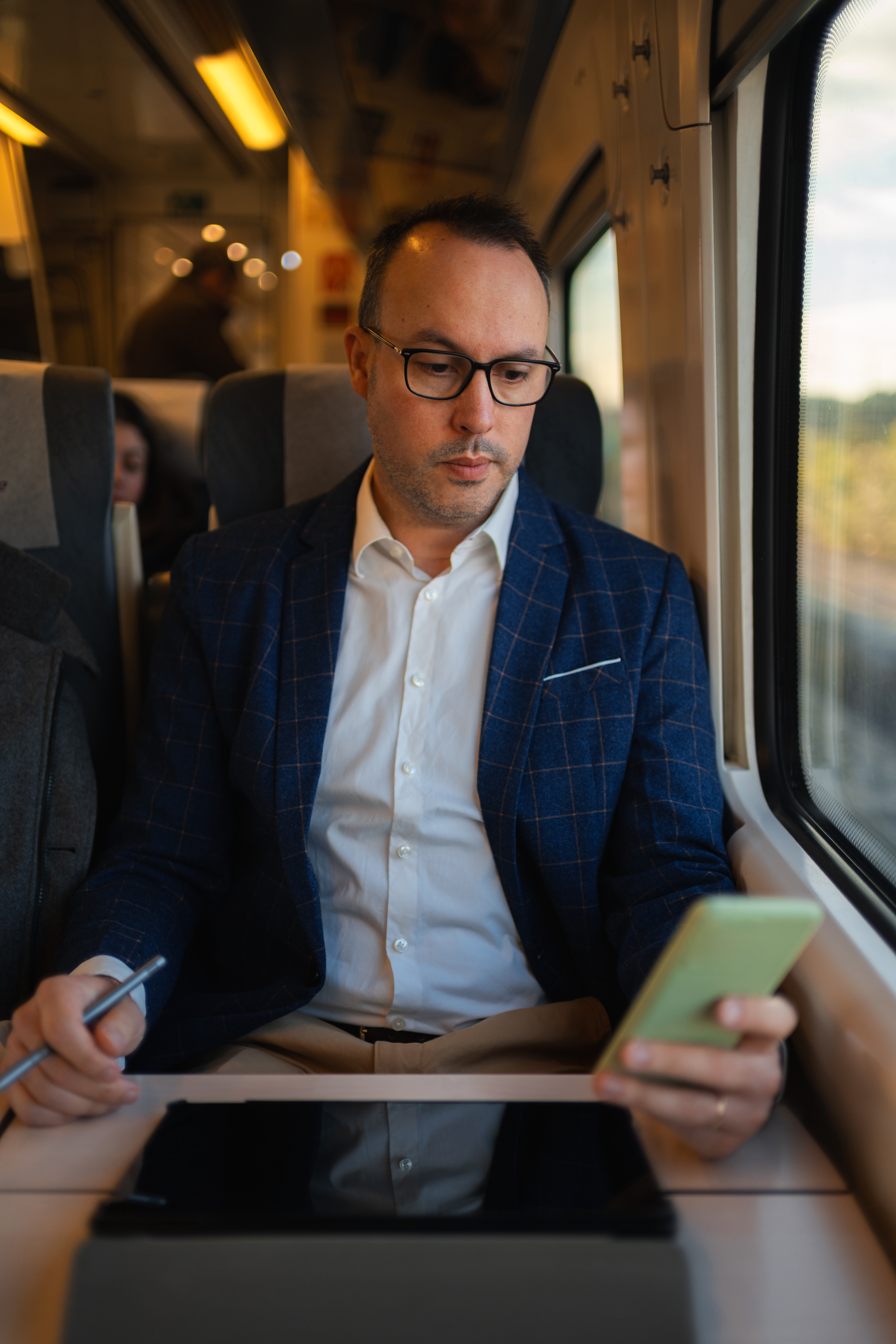 Organisator die onderweg, in de trein, de status van de verkiezing bijhoudt op zijn telefoon